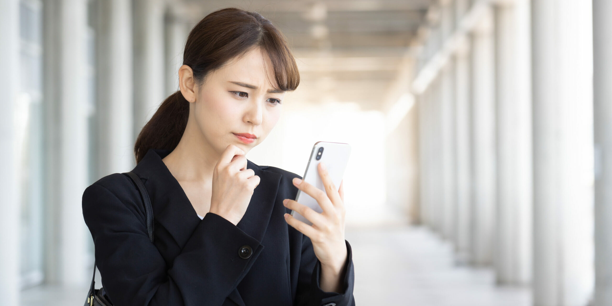 ビジネスウーマン OL スマホ