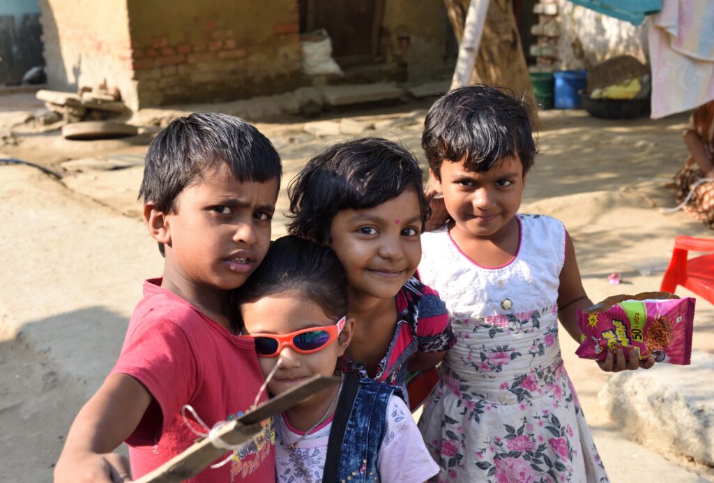 インドの子どもたちが仲よく遊ぶ