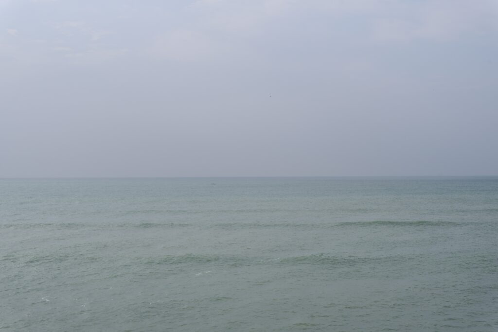 カンボジアの海。暗くうねっている。